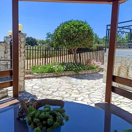 Dimitra's Little House דירה